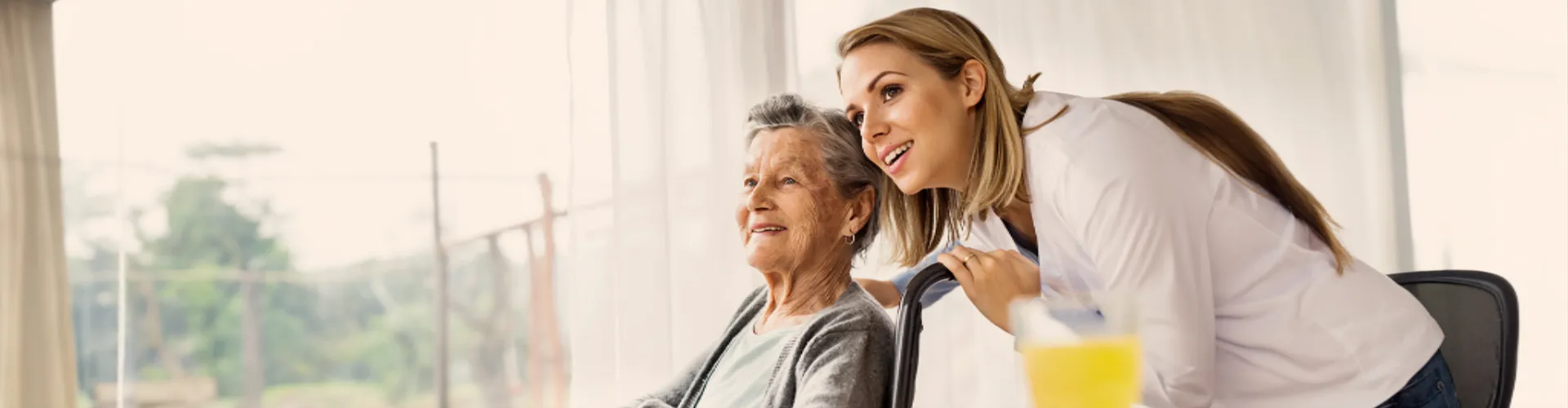 Eine Alltagsbegleiterin der Heb Alltagsbegleitung unterstützt eine Seniorin in Hameln liebevoll im Alltag